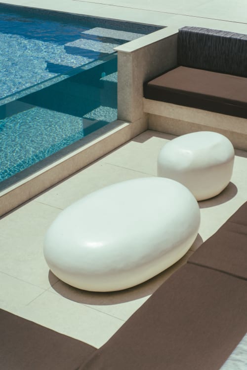 Coin détente moderne au bord de la piscine de la villa Blue Horizon Collection à Saint-François avec des chaises longues blanches sculpturales