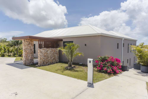 Villa Rheia à la Blue Horizon Collection à Saint-François, Guadeloupe - villa moderne en bord de mer avec entrée en pierre