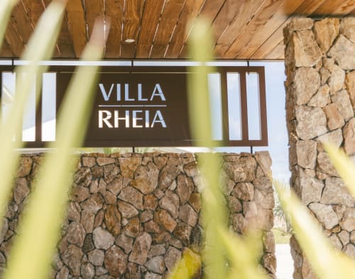 Enseigne en pierre Villa Rheia à l'entrée de l'hôtel Blue Horizon Collection à Saint-François, Guadeloupe