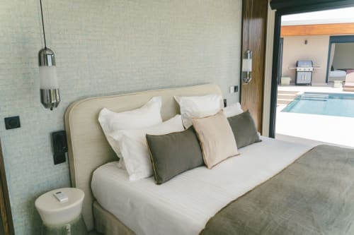 Chambre moderne de la Villa Rheia à Blue Horizon Collection, Saint-François, avec vue mer et mobilier contemporain