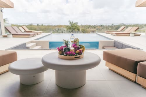 Terrasse de luxe sur toit de la villa Blue Horizon Collection avec piscine à débordement, salon d'extérieur et vues tropicales luxuriantes