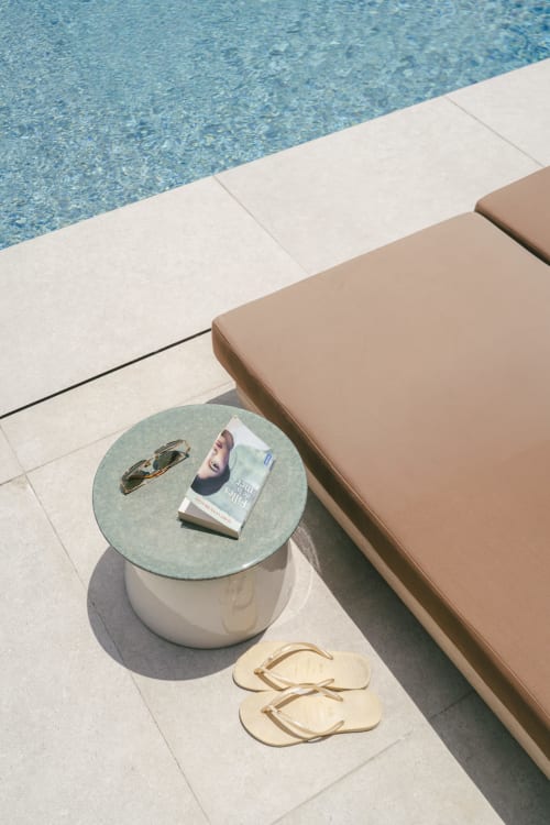 Détente au bord de la piscine à Villa Rheia, Blue Horizon Collection, avec chaise longue, table d'appoint, livre, lunettes de soleil et sandales