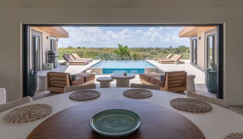 Salle à manger avec vue mer de la Villa Rheia et piscine surplombant Saint-François, Guadeloupe