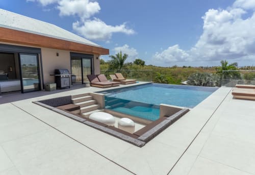 Villa de luxe avec piscine donnant sur Saint-François, transats, salon détente et paysage tropical