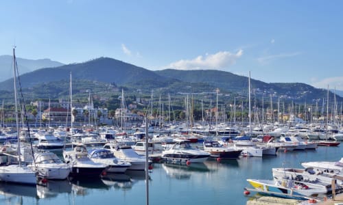 Marina suggestiva di Loano con barche a vela e montagne, vicino alla casa vacanze Casa Scola