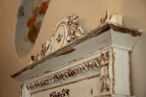 Elegante dettaglio architettonico bianco con decorative modanature presso Casa Scola, bed and breakfast a Loano, Italia