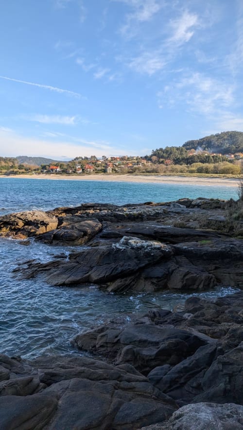Costa rocosa con aguas turquesas y playa arenosa, Casa Rural A Bouciña, Hío España