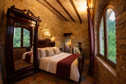 Habitación histórica con mobiliario clásico y muros de piedra en una fortaleza medieval