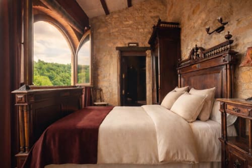 Dormitorio con ventana arqueada y vistas al bosque