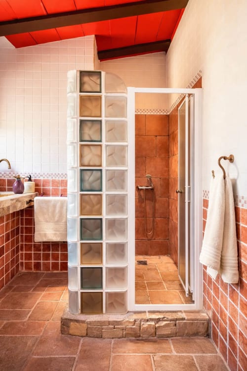 Baño amplio con ducha y acabados cálidos en tonos tierra