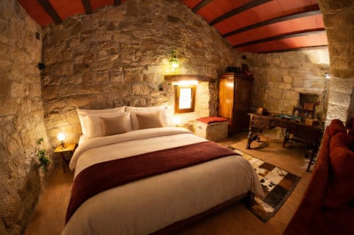 Suite de piedra con mobiliario clásico y ambiente reservado