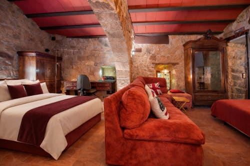 Suite histórica con espacios abiertos y arquitectura de piedra