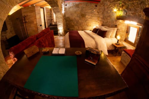 Suite de piedra con espacios integrados y ambiente cálido