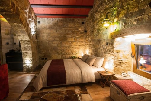 Suite de piedra con arco medieval y ambiente cálido