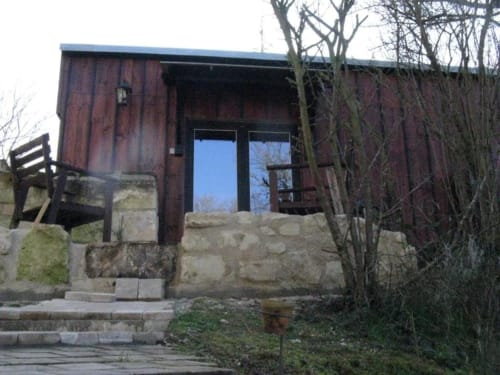 La Cabane, cabane perchée aux Troglos de Beaulieu avec entrée en pierre et vue sur le jardin à Beaulieu-les-Loches