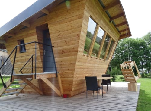Chalet moderne en bois au Logis Las Crozas à Vernines avec terrasse, grandes fenêtres et vue sur les montagnes