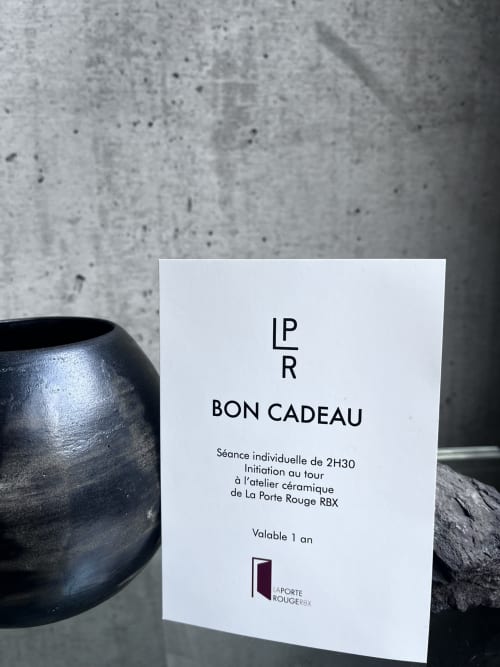 Bon d'atelier de poterie La Porte Rouge RBX à Roubaix présenté avec un vase en céramique