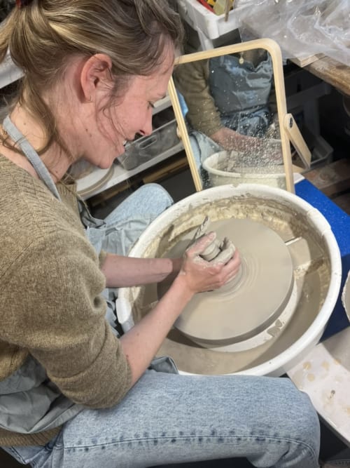 Femme façonnant de la poterie à La Porte Rouge, un séjour créatif en gîte à Roubaix, France