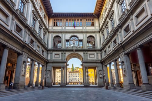 Cortile rinascimentale con colonnati e ingresso ad arco, Galleria degli Uffizi Firenze Italia