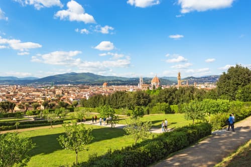 Panorama di Firenze con la cupola del Duomo visibile dal parco verde che domina le colline toscane e la città