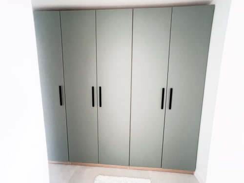 Garde-robe vert sauge moderne avec poignées noires dans la chambre de l'hôtel Saint Florent chez Anne Duval