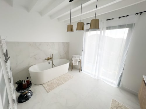 Salle de bain haut de gamme à l'hôtel Anne Duval à Saint-Florent avec baignoire ilot et luminaires suspendus en bois