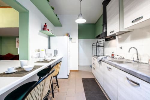 Cucina moderna con accenti verdi e mobili bianchi presso Bronze Horse Affittacamere, un bed & breakfast a Firenze