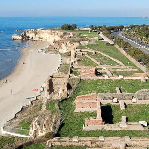 Antichi resti romani affacciati sulla spiaggia di Nettuno, proprietà costiera italiana