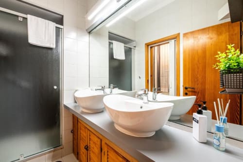 Bagno moderno in Bronze Horse Affittacamere a Firenze con doppio lavabo e mobile in legno