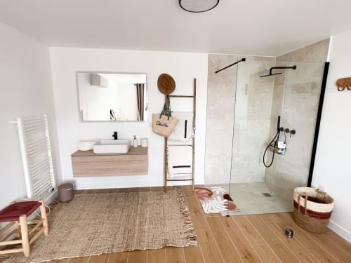 Salle de bains moderne à l'hôtel Anne Duval à Saint Florent avec meuble en bois, douche à l'italienne et décoration chaleureuse