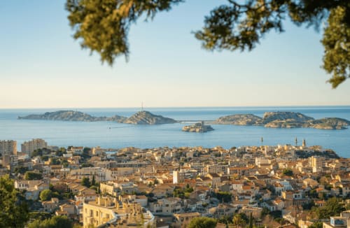 Vista de un pueblo costero mediterráneo con islas, con vistas al mar cerca del hotel La Penne-sur-Huveaune