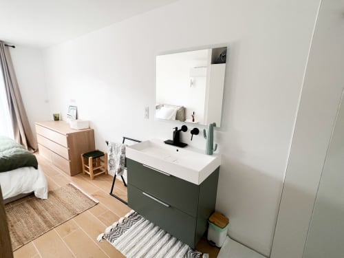 Salle de bains attenante moderne à l'hôtel Anne Duval, Saint-Florent, avec meuble vasque vert foncé et lavabo blanc