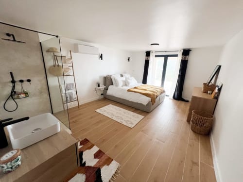 Chambre principale contemporaine à l'hôtel Anne Duval à Saint-Florent avec salle de bain attenante, parquet et mobilier design