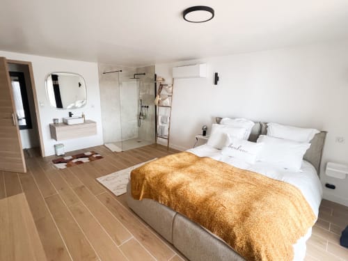 Spacieuse chambre à l'hôtel Anne Duval à Saint-Florent avec salle de bains attenante, mobilier moderne et parquet
