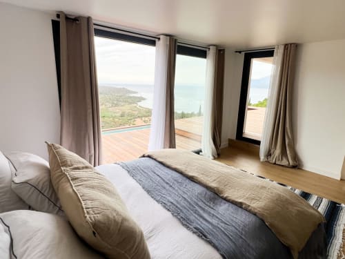 Chambre luxe de l'hôtel Anne Duval à Saint-Florent avec vue mer, mobilier contemporain et accès à la terrasse