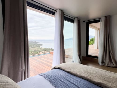 Chambre luxueuse à l'hôtel Anne Duval à Saint-Florent avec vue mer, terrasse et piscine surplombant le littoral