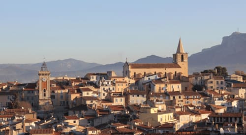Vista panorámica de La Penne-sur-Huveaune con iglesia histórica y arquitectura mediterránea cerca de Appart hôtel La Girafe