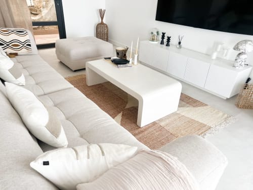 Salon contemporain blanc de l'hôtel Anne Duval à Saint-Florent avec mobilier courbe, décoration épurée et design côtier