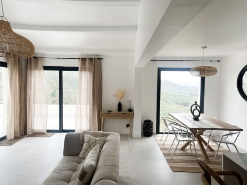 Spacieux séjour ouvert de l'hôtel Anne Duval à Saint-Florent avec vue côtière, mobilier neutre et lumière naturelle