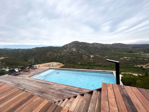 Piscine à débordement avec vue panoramique sur les montagnes à l'hôtel Anne Duval, Saint-Florent, Corse