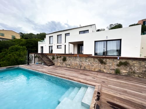 Villa moderne blanche avec piscine et terrasse en bois à Saint-Florent