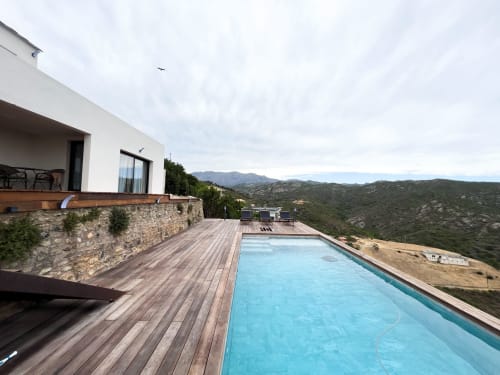 Villa moderne avec piscine et terrasse en bois dominant les montagnes, Saint-Florent, Corse
