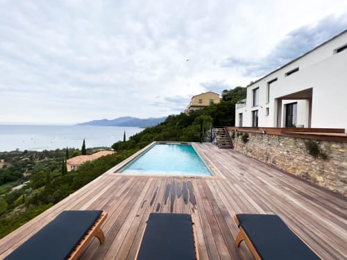 Terrasse piscine de l'Hôtel Anne Duval avec chaises longues face à la baie de Saint-Florent et la Méditerranée, Corse