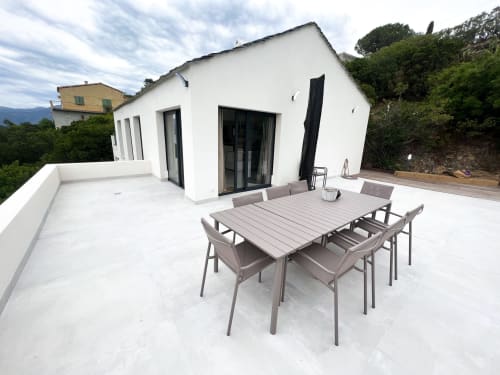 Terrasse de villa moderne blanche à Anne Duval, Saint Florent avec table à manger et vue sur mer