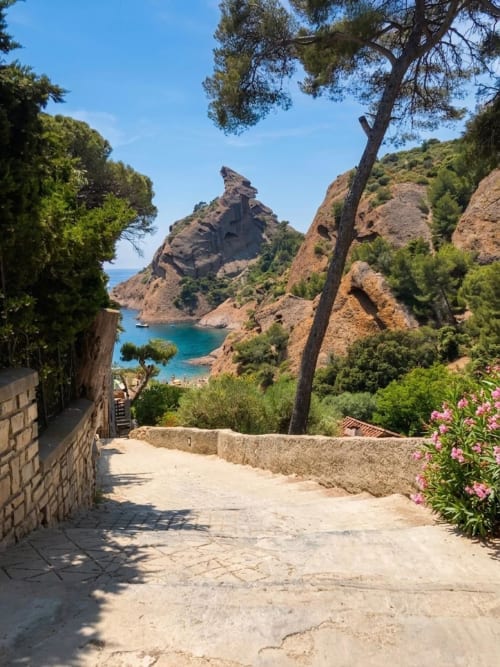 Pintoresco camino costero con acantilados rocosos, mar turquesa y vegetación mediterránea cerca de La Penne-sur-Huveaune