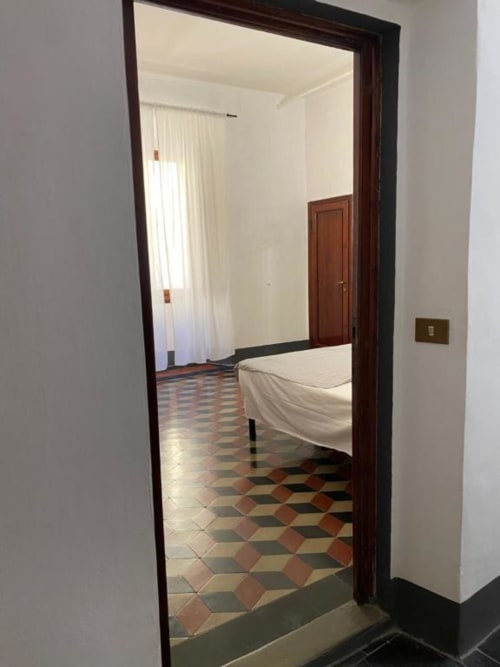 Entrada de dormitorio en Bronze Horse Affittacamere en Florencia, Italia con piso de baldosas geométricas