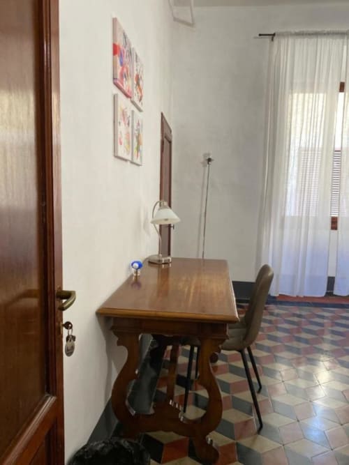 Acogedora zona de estudio con escritorio y silla de madera en Bronze Horse B&B en Florencia, Italia