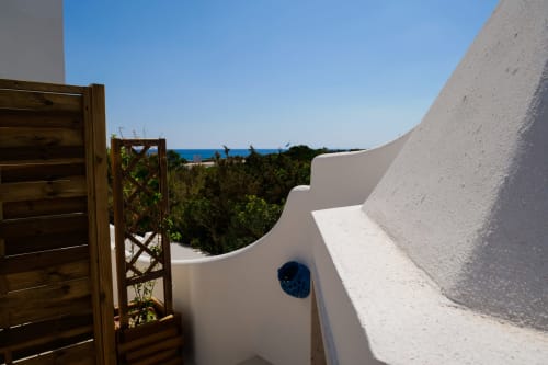 Balcone imbiancato con vista mare dell'hotel Fraledune, Campomarino di Maruggio, affacciato sulla costa adriatica