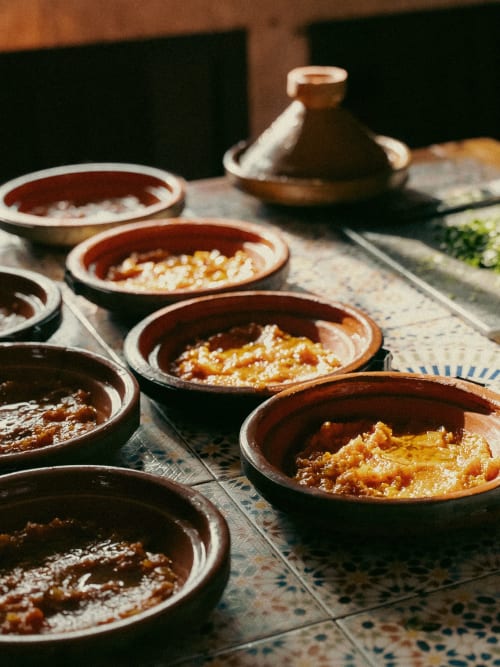 Plats traditionnels marocains à la tagine avec graines de sésame au Riad Eucalyptus, El Ghazouane
