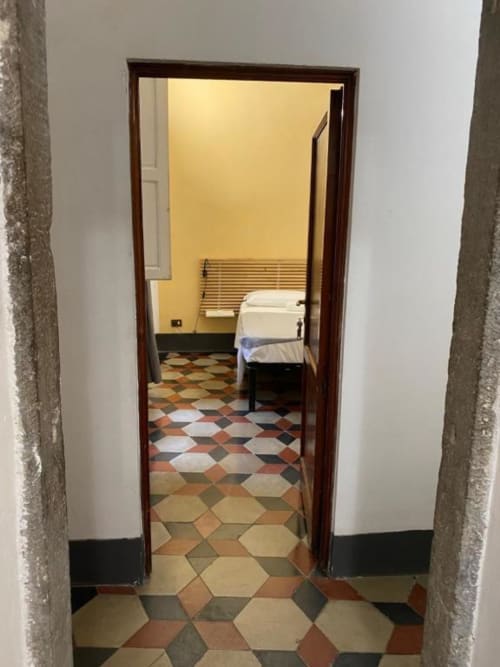Vista dalla porta della camera da letto presso Bronze Horse Affittacamere a Firenze con pavimentazione in piastrelle geometriche